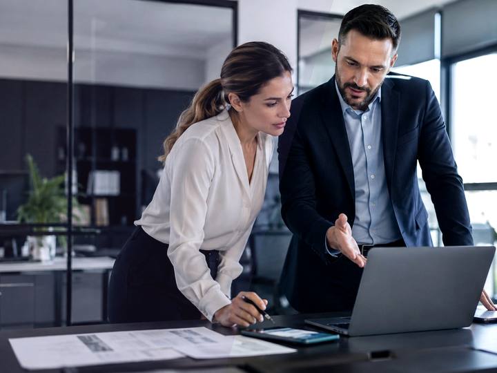 Échange calme autour de documents administratifs